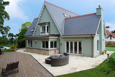 他の地域にある高級な北欧スタイルのおしゃれな家の外観 (石材サイディング、混合材屋根) の写真