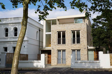Großes, Dreistöckiges Modernes Einfamilienhaus mit Backsteinfassade und Flachdach in London