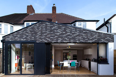 オックスフォードシャーにあるコンテンポラリースタイルのおしゃれな家の外観の写真