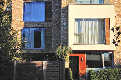 コーンウォールにあるコンテンポラリースタイルのおしゃれな家の外観の写真