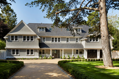 Foto de fachada de casa gris costera con revestimiento de madera y tejado a dos aguas