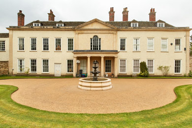 Großes, Zweistöckiges Klassisches Einfamilienhaus mit Steinfassade, beiger Fassadenfarbe, Satteldach und Schindeldach in Wiltshire