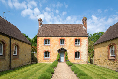 Zweistöckiges Klassisches Einfamilienhaus mit Steinfassade, brauner Fassadenfarbe, Satteldach und Schindeldach in Surrey