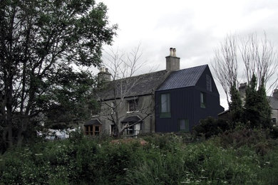 Foto de fachada negra contemporánea pequeña de dos plantas con revestimiento de madera y tejado a dos aguas