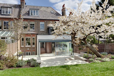 ロンドンにある高級なコンテンポラリースタイルのおしゃれな家の外観 (レンガサイディング、マルチカラーの外壁、デュープレックス) の写真