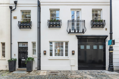 ロンドンにあるトランジショナルスタイルのおしゃれな家の外観の写真