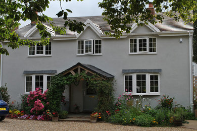 На фото: большой, серый частный загородный дом в классическом стиле