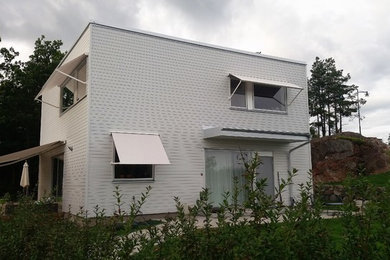 Modernes Haus mit weißer Fassadenfarbe in Stockholm