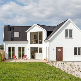 Nordisk inredning av ett vitt hus, med två våningar och sadeltak