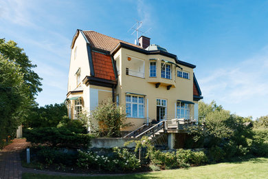 Cette image montre une grande façade de maison traditionnelle.