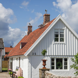 Idéer för ett litet lantligt vitt hus, med två våningar, blandad fasad, sadeltak och tak med takplattor