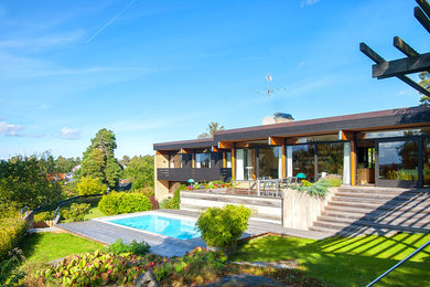 Exemple d'une grande façade de maison multicolore tendance avec un revêtement mixte et un toit plat.