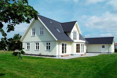 Ejemplo de fachada de casa clásica con tejado de teja de barro