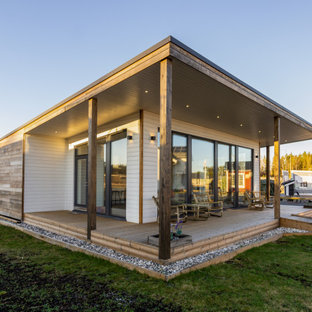 Bild på ett mellanstort lantligt vitt hus, med allt i ett plan och platt tak