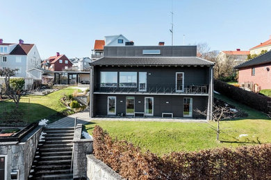 ヨーテボリにある北欧スタイルのおしゃれな家の外観の写真