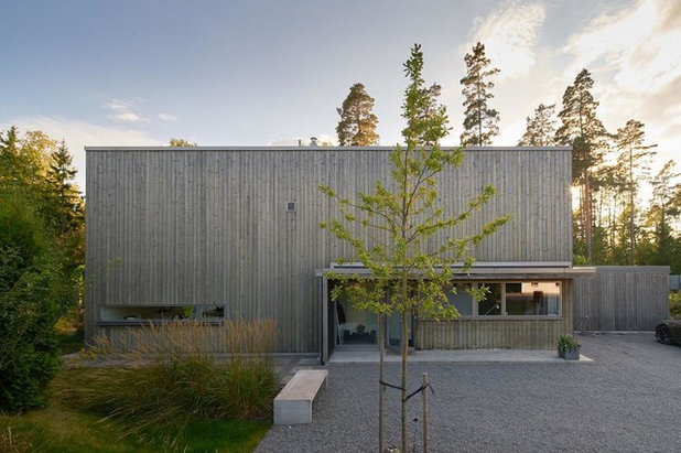 Scandinavian House Exterior by Svensk Fastighetsförmedling