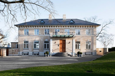 Dreistöckiges Klassisches Einfamilienhaus mit Betonfassade, beiger Fassadenfarbe, Walmdach und Ziegeldach in Aarhus