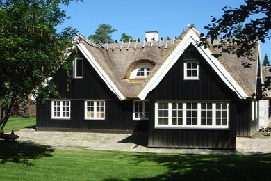 コペンハーゲンにあるトラディショナルスタイルのおしゃれな家の外観の写真