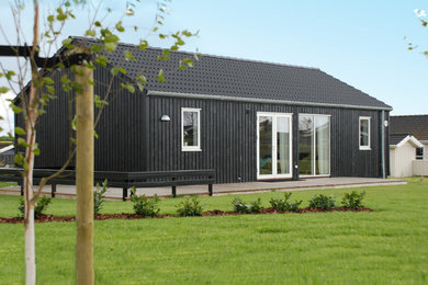 Design ideas for a modern house exterior in Esbjerg.
