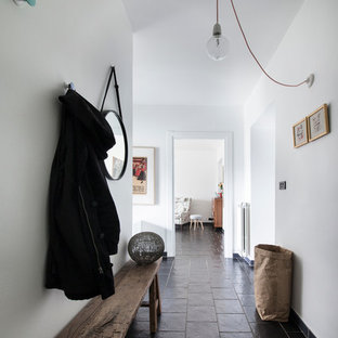 Idéer för en mellanstor skandinavisk hall, med vita väggar