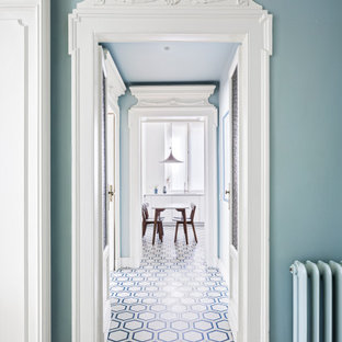 Immagine di un grande ingresso o corridoio minimal con pareti bianche e pavimento multicolore