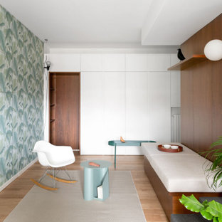 Ispirazione per un grande ingresso o corridoio nordico con pareti bianche, parquet chiaro e carta da parati