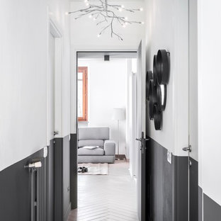 Foto di un piccolo ingresso o corridoio contemporaneo con pavimento in gres porcellanato, pavimento grigio e pareti marroni