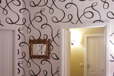 高級な中くらいなエクレクティックスタイルのおしゃれな玄関ロビー (マルチカラーの壁、濃色無垢フローリング、白いドア、黒い床、壁紙) の写真