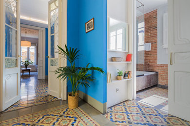 Diseño de recibidores y pasillos tradicionales renovados de tamaño medio con paredes azules y suelo de baldosas de cerámica