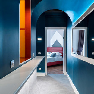 Foto di un ingresso o corridoio contemporaneo con pareti blu e pavimento grigio