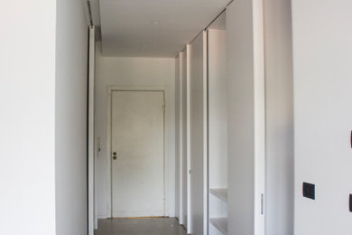 Immagine di un ingresso minimal di medie dimensioni con pareti bianche, pavimento con piastrelle in ceramica, una porta bianca e una porta singola