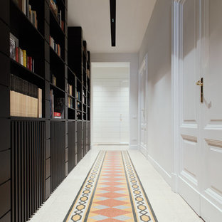 Exempel på en modern hall, med vita väggar, flerfärgat golv och terrazzogolv