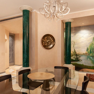 Idee per un grande ingresso minimal con pareti rosa, pavimento in marmo, una porta singola, una porta bianca, pavimento rosa, soffitto ribassato e boiserie