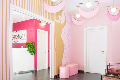 Idee per un ingresso moderno di medie dimensioni con pareti rosa