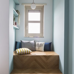 Immagine di un ingresso o corridoio contemporaneo con pareti blu, pavimento in legno massello medio e pavimento marrone