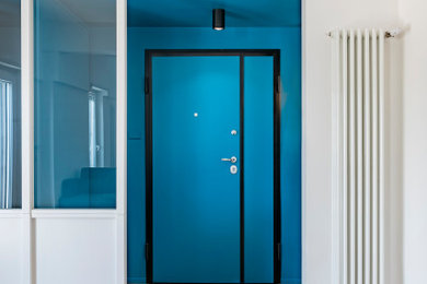 Esempio di un piccolo ingresso con vestibolo scandinavo con pareti blu, parquet chiaro, una porta singola, una porta blu e soffitto ribassato