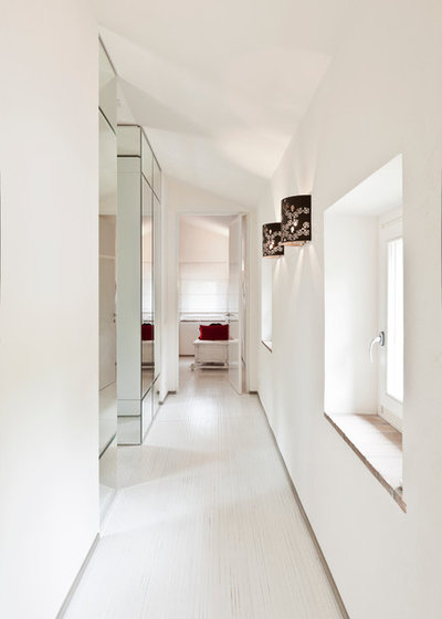 Moderno Corridoio by studioschiavoni architettura d'interni