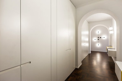 Ispirazione per un ingresso o corridoio minimal con pareti bianche e parquet scuro