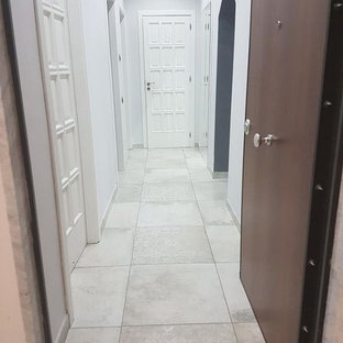 Idées déco pour un petit couloir romantique avec un mur blanc, un sol en carrelage de porcelaine et un sol beige.