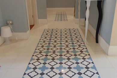 Idées déco pour un couloir contemporain de taille moyenne avec sol en béton ciré et un sol blanc.