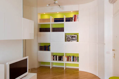 Modelo de distribuidor minimalista con paredes blancas, suelo de madera clara, puerta simple y puerta blanca