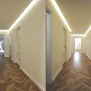 Ispirazione per un grande ingresso o corridoio tradizionale con pareti bianche, pavimento in legno massello medio e pavimento marrone