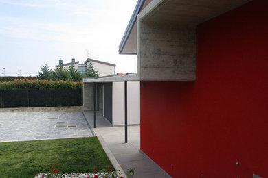 Ispirazione per un ingresso o corridoio minimal di medie dimensioni con pareti rosse