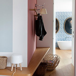 Idee per un ingresso o corridoio minimal di medie dimensioni con pareti multicolore, pavimento in legno massello medio e pavimento marrone