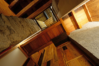 Foto de distribuidor rústico de tamaño medio con suelo de madera en tonos medios, puerta simple y puerta de madera en tonos medios