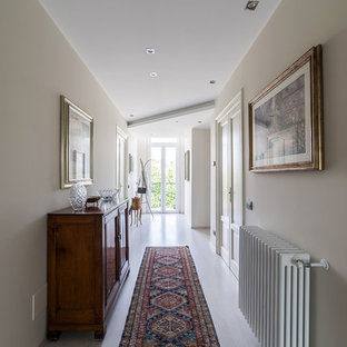 Esempio di un grande ingresso o corridoio chic con pareti beige e parquet chiaro