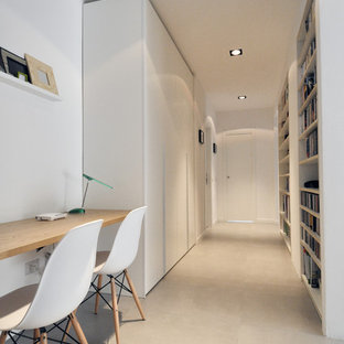 Ispirazione per un ingresso o corridoio scandinavo di medie dimensioni con pareti bianche, pavimento con piastrelle in ceramica e pavimento grigio