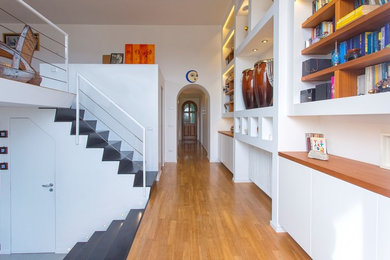 Idee per un ingresso o corridoio minimalista di medie dimensioni con pareti bianche, pavimento in legno massello medio e pavimento marrone