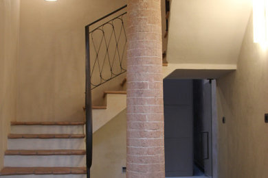 他の地域にある中くらいなモダンスタイルのおしゃれな玄関ロビー (ベージュの壁、セラミックタイルの床、マルチカラーの床、三角天井) の写真