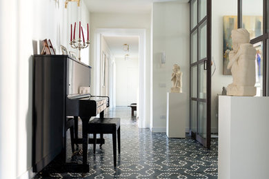 Esempio di un grande ingresso o corridoio tradizionale con pavimento con piastrelle in ceramica, pavimento multicolore e pareti bianche